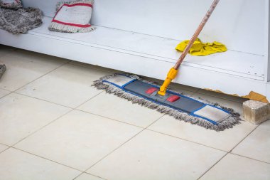 Kiremit üzerinde zemin yıkamak için büyük kazık ile ahşap paspas.