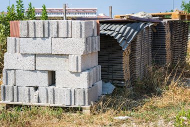 Metal çatı yanında katlanmış beyaz tuğla.