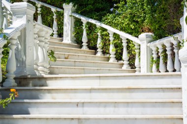 Otele tırmanış için güzel korkuluklar ile geniş beyaz merdiven.