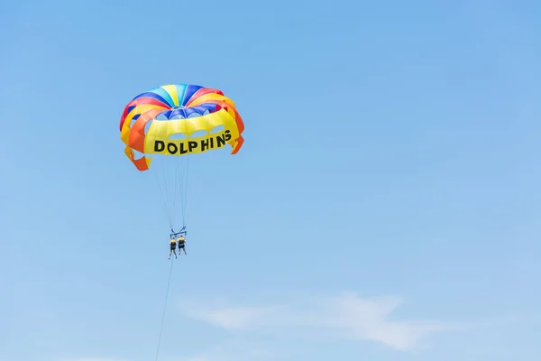 SIDE, TURQUIE - 31 MAI 2018 : parachute multicolore avec des touristes au repos mouches dans le ciel . — Photo