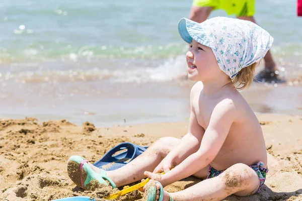 Seite, Truthahn - 31. Mai 2018: Kleinkind spielt mit Spielzeug im Sand am Meer. — Stockfoto