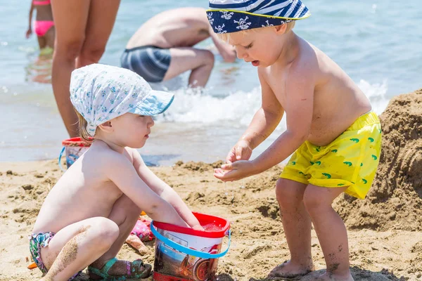 Side, Türkiye - 31 Mayıs 2018: Deniz kenarında oyuncaklarla oynayan küçük çocuklar. — Stok fotoğraf