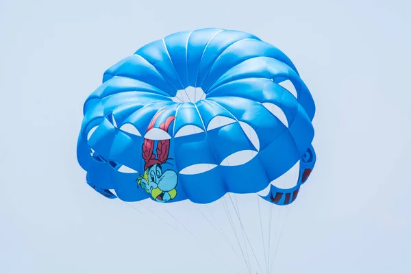 SIDE, TURQUIE - 31 MAI 2018 : Les vacanciers volent sur un magnifique parachute à la nab au-dessus de la mer . — Photo