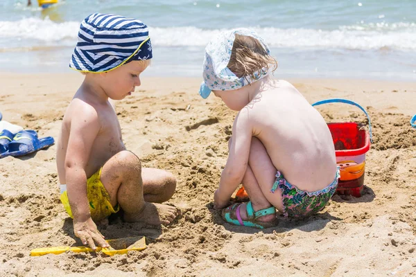 Seite, Truthahn - 31. Mai 2018: Kleine Kinder spielen mit Spielzeug im Sand am Meer. — Stockfoto