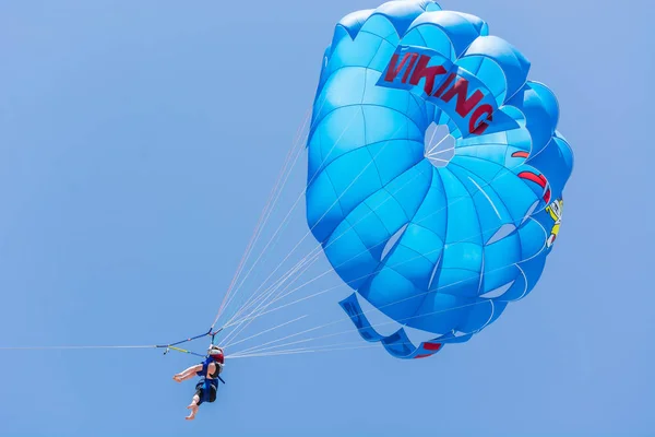 SIDE, TURKEY - MAY 31, 2018: Vacationers fly on beautiful parachute in nab above the sea. — Stock Photo, Image