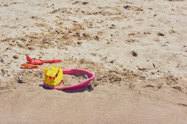 Bateau jouet pour enfants sur la plage de sable . — Photo