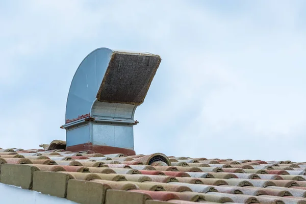 집 지붕에 미세한 메쉬가 있는 곡선형 금속 후드. — 스톡 사진