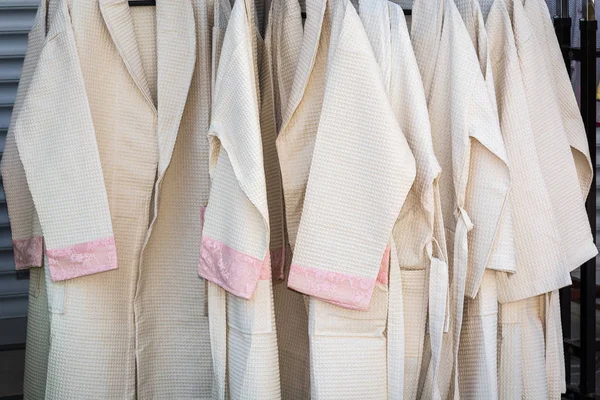 Белые халаты висят на вешалке после глажки . — стоковое фото