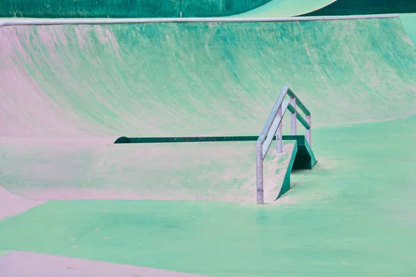 Zelená platforma pro jízdy lidí na skateboard a kolečkových brusle v městském parku. — Stock fotografie