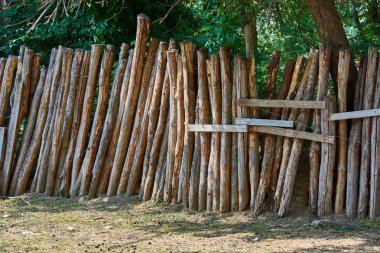 Ahşap çit kadar yığılmış.