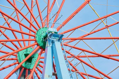 Lunaparkta at binmek için çocuk dönme dolap..