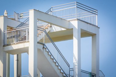 Su parkında su kaydırakları için yüksek beyaz merdiven.