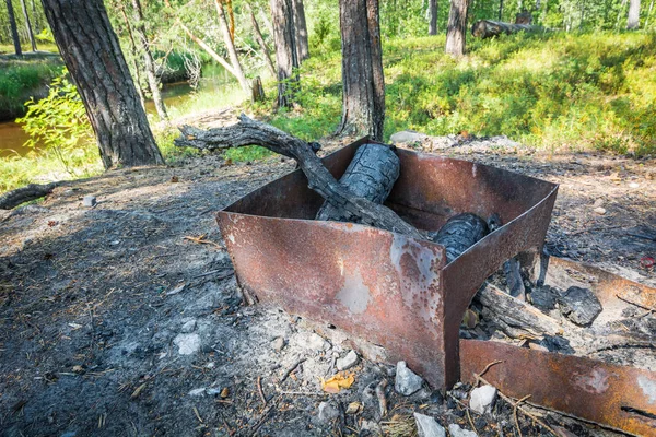 Εγκαταλελειμμένο παλιό μαγκάλι με κάρβουνο στο δάσος. — Φωτογραφία Αρχείου