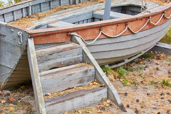 Altes hölzernes Segelboot steht an Land. — Stockfoto