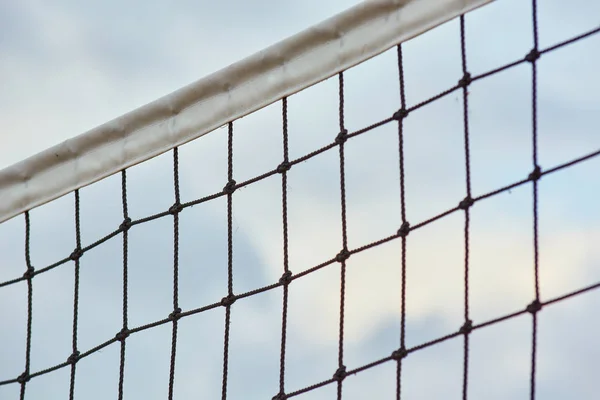 用绳子对蓝天和云的伸展排球网. — 图库照片