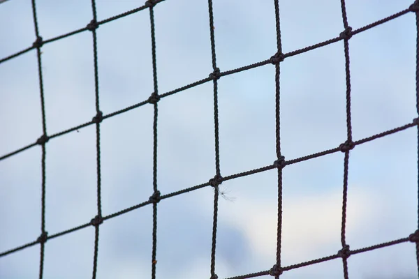大型排球网用绳子对蓝天与云. — 图库照片