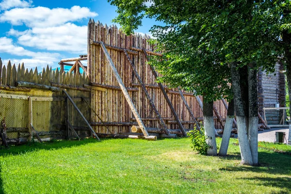 Cerca de madeira medieval feita de paliçada — Fotografia de Stock