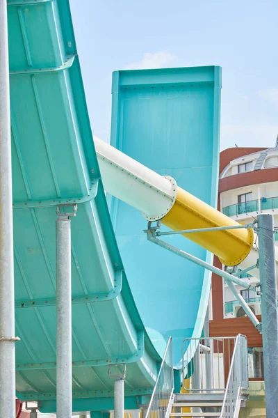 Hoge glijbaan voor rijden op broodjes in waterpark. — Stockfoto