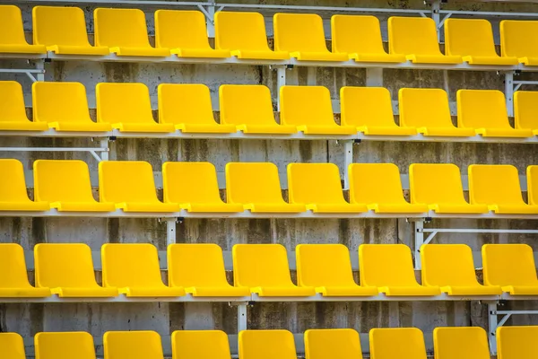 Gelbe Plätze für Fans auf der Tribüne. — Stockfoto