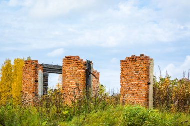Kırmızı tuğla binanın antik kalıntıları.