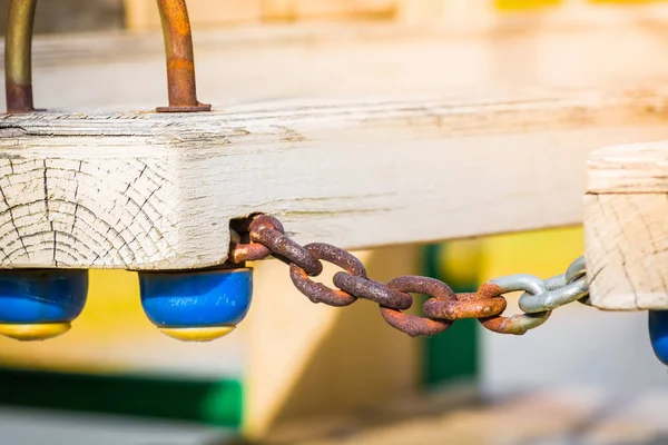 Catena di ferro che collega gradini in legno nel parco giochi . — Foto Stock