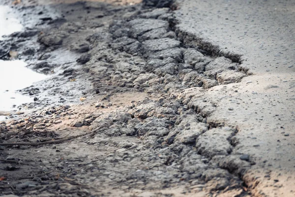 Den spricka av kollapsade asfalt från felaktig om arbetstagare väg. — Stockfoto