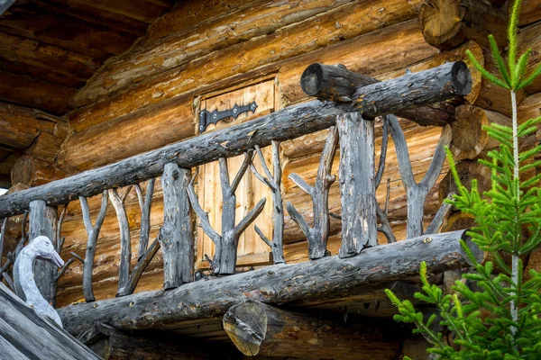 Egy fából készült épület gyönyörű erkélye — Stock Fotó