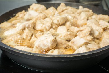 Soba üzerinde tavada sos güveç ile sulu tavuk Dilimleri.