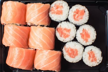 Pirinç ve balık rulo lezzetli seti.