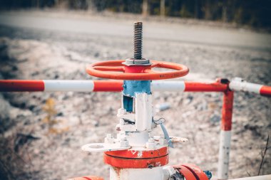 Petrol akışı için kapakçığı olan kalın yağ borusu..