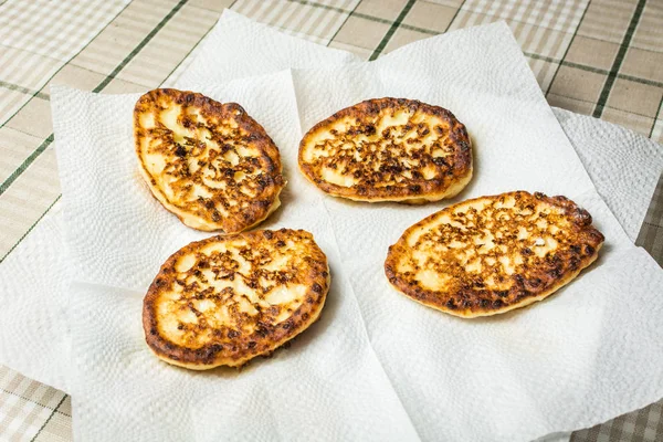 Bolos de queijo com coalhada no guardanapo branco para absorver o excesso de óleo. — Fotografia de Stock