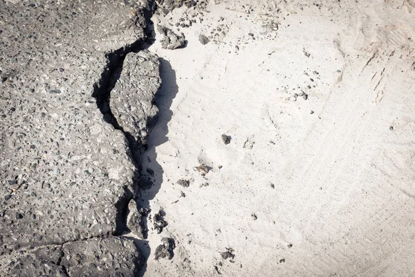 De scheur van ingestort asfalt van onjuiste legwerkers weg. — Stockfoto