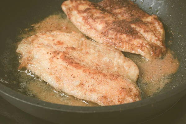 Ikan Tilapia fillet digulung dalam tepung dan remah roti untuk dipanggang di panci . — Stok Foto