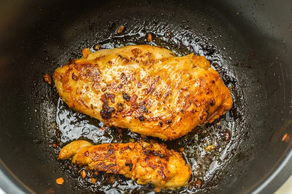 Hermoso filete de pechuga de pollo marinado en especias calientes cocidas asadas en olla de cocción lenta . — Foto de Stock