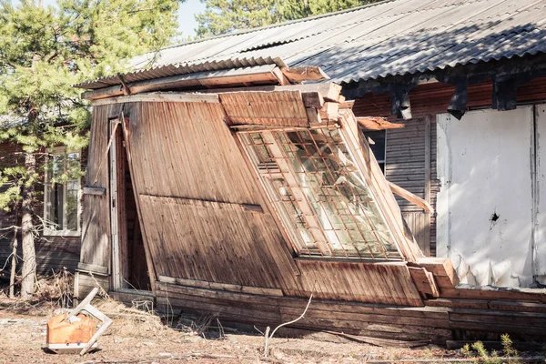 Vieille maison en ruine après avoir longtemps été debout avec des murs et des fenêtres effondrés. — Photo