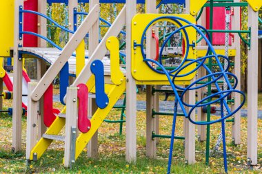 Parkta çocuklar eğlendirmek için merdivenli çocuk oyun alanı.