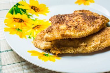 Mutfak masasında plaka kızarmış tilapia balık fileto.