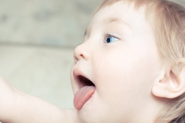 Mavi gözlü ve mutfakta açık ağızlı küçük kız.