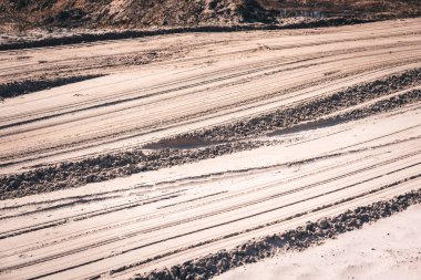 Kumdaki yolcu vagonunun tekerleklerinden uzun izler..