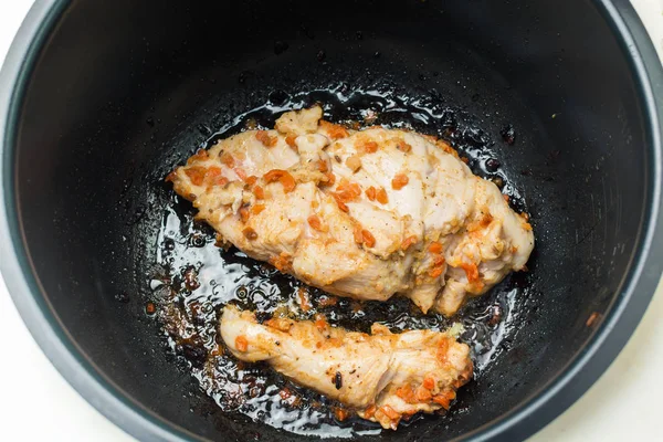 Filé de peito de frango bonito marinado em especiarias quentes cozidas assadas em fogão lento . — Fotografia de Stock