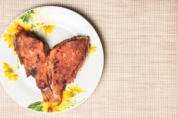 Lubina frita cocida en plato sobre mesa de cocina . — Foto de Stock