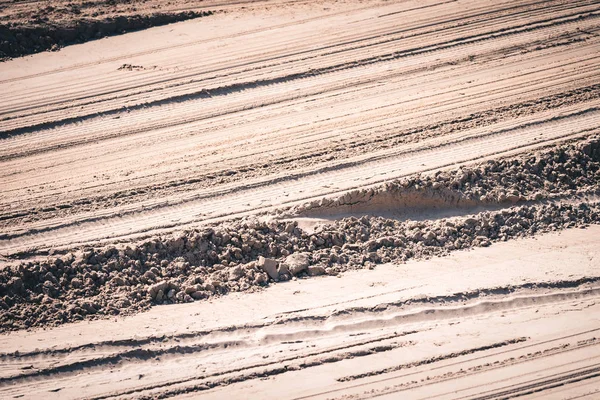 Lange Spuren von den Rädern des Personenwagens im Sand. — Stockfoto