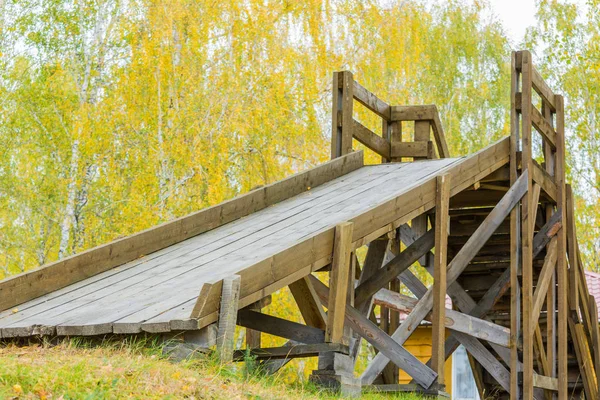 Деревянная горка для катания и развлечений детей в городском парке . — стоковое фото