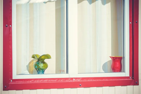 Raam met rood frame en vazen geplaatst op vensterbank. — Stockfoto
