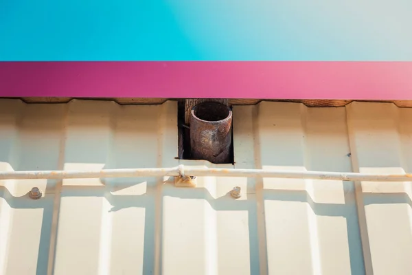 Le drain pour l'eau installé sur la maison gainé par un plancher professionnel après la pluie . — Photo