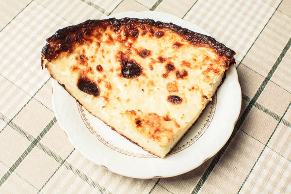 Pedaço de caçarola macia de queijo cottage e ovos em pires . — Fotografia de Stock