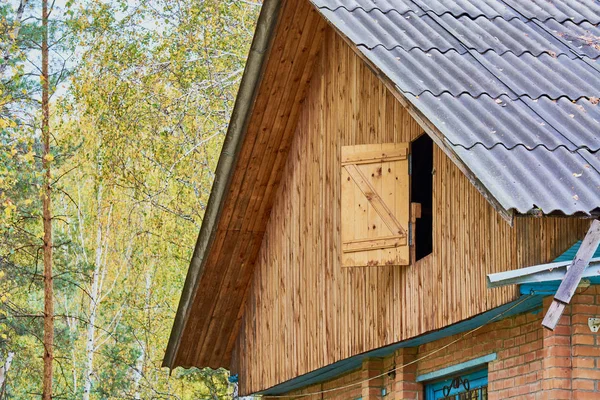 El techo de madera de la casa grande con una puerta abierta . —  Fotos de Stock