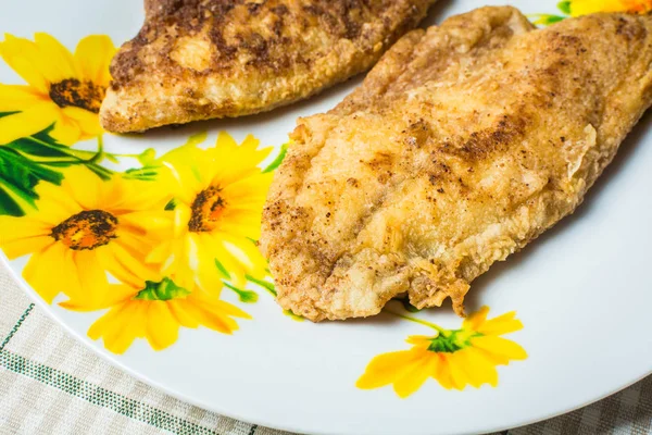 Ikan tilapia goreng fillet di piring di atas meja dapur . — Stok Foto