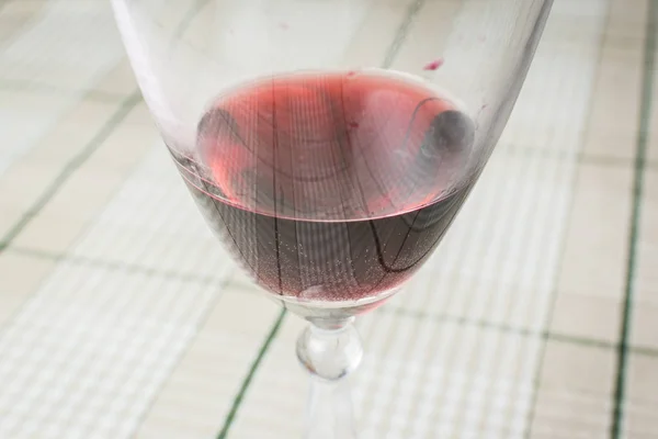 Kieliszek czerwonego silnego wina na kolację na stole kuchennym. — Zdjęcie stockowe
