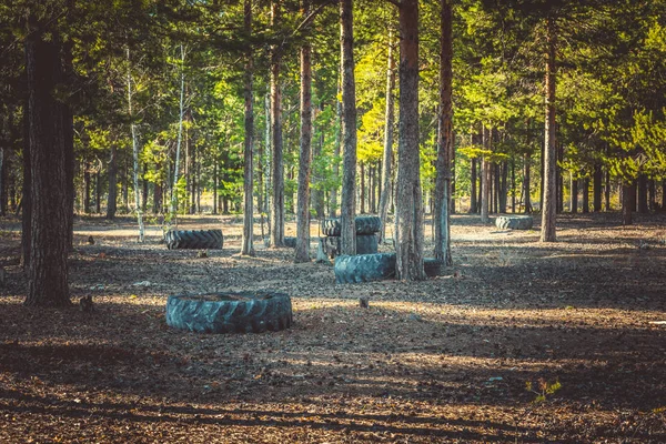 Grandes ruedas de camiones colocados en el bosque para juegos de airsoft . — Foto de Stock